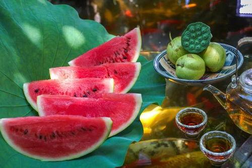 玩水吃瓜插画,玩水吃瓜插画带你感受清凉一夏