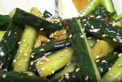 小妹儿吃腌瓜,家常美味，夏日解暑佳品